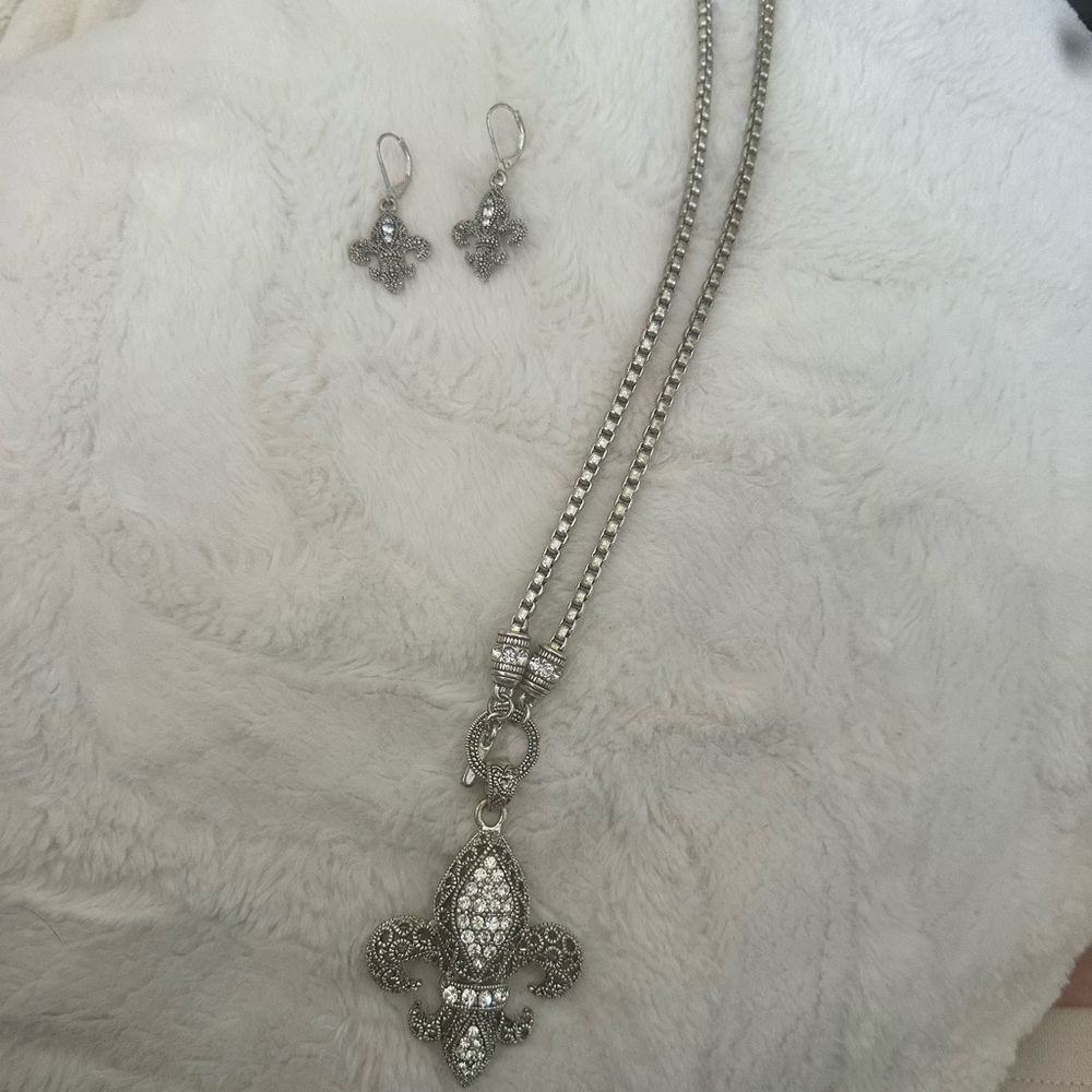 Silver Fleur-de-Lis Pendant Necklace Set